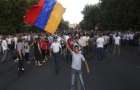 Участники протестов в Ереване заблокировали основные дороги и подъезд к аэропорту