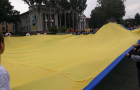 Покровск: на центральной площади развернули огромный флаг Украины