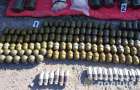 В Бахмуте полицейские обнаружили схрон с оружием и тысячами боеприпасов