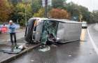В Киеве микроавтобус вылетел на тротуар и перевернулся