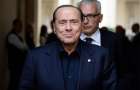 Берлускони делал селфи и упал: его госпитализировали