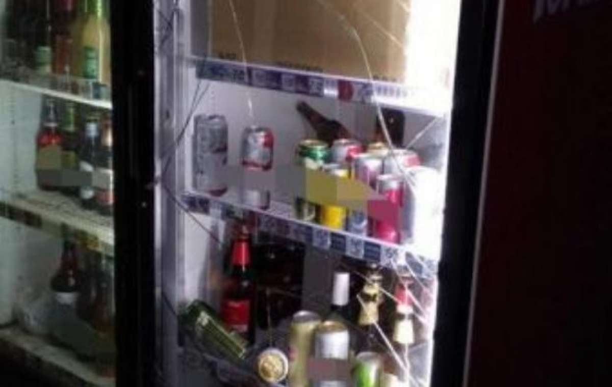 Житель Мариуполя разбил холодильник в магазине, чтобы выпить пива